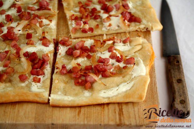 Pizza rustica con pancetta e cipolle