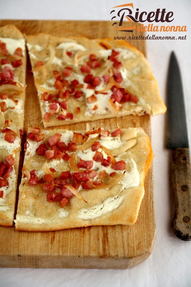 Pizza rustica con pancetta e cipolle