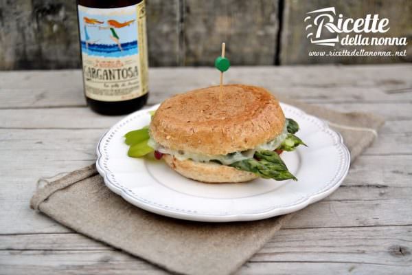 Panino con asparagi, bresaola e scamorza fresca