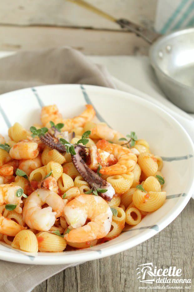 Foto pasta totani e gamberi