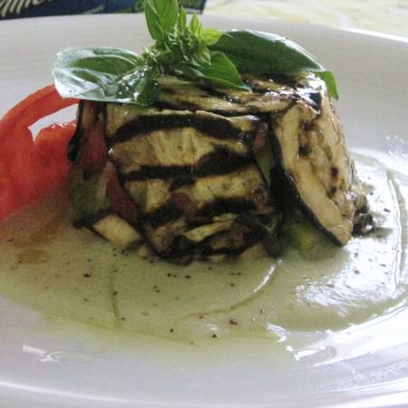 Tortino di melanzane, gamberi e zucchine in fiore ricetta e foto