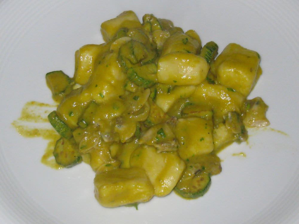 Gnocchi con vongole,zucchine e fiori