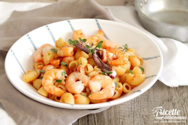 Conchiglie al sugo di totani e gamberi