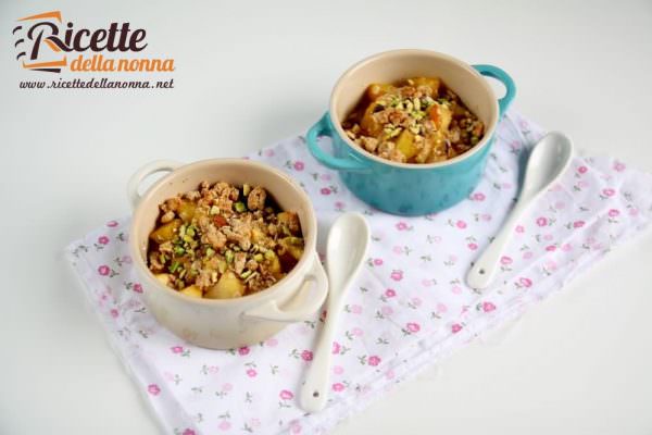 Crumble veloce di ananas, mele e avena