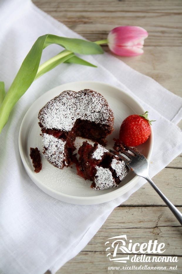 Tortino al cioccolato fondente ripieno alle fragole