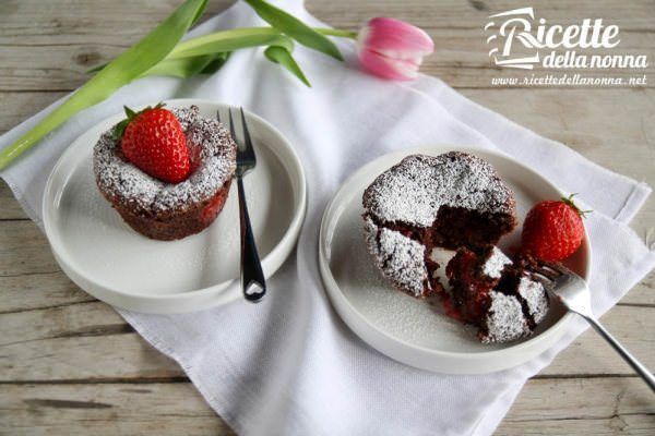 Tortino al cioccolato ripieno alle fragole