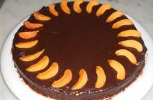 Torta di albicocche ricoperta di cioccolato