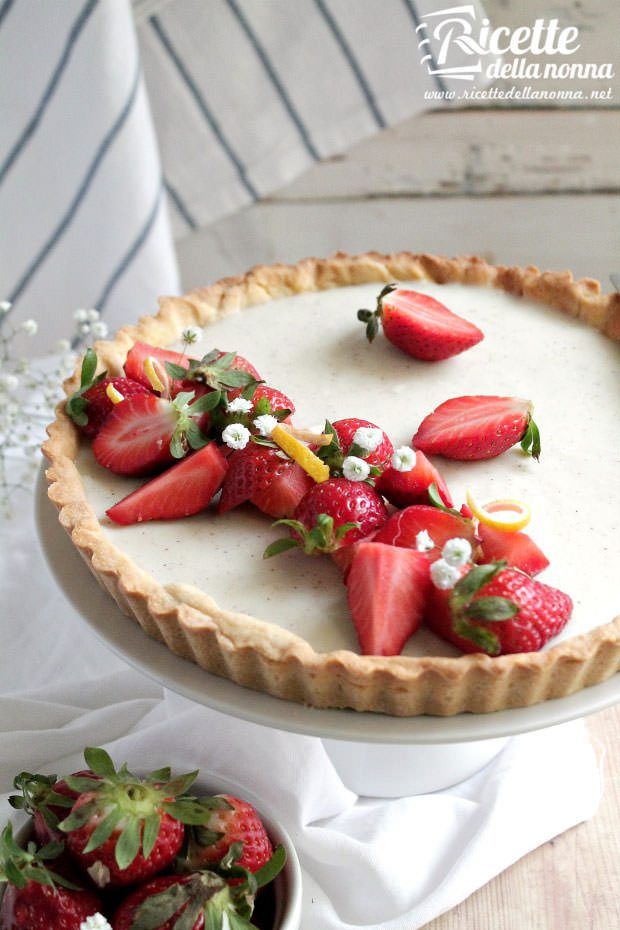 Crostata ai cornflakes con budino e fragole