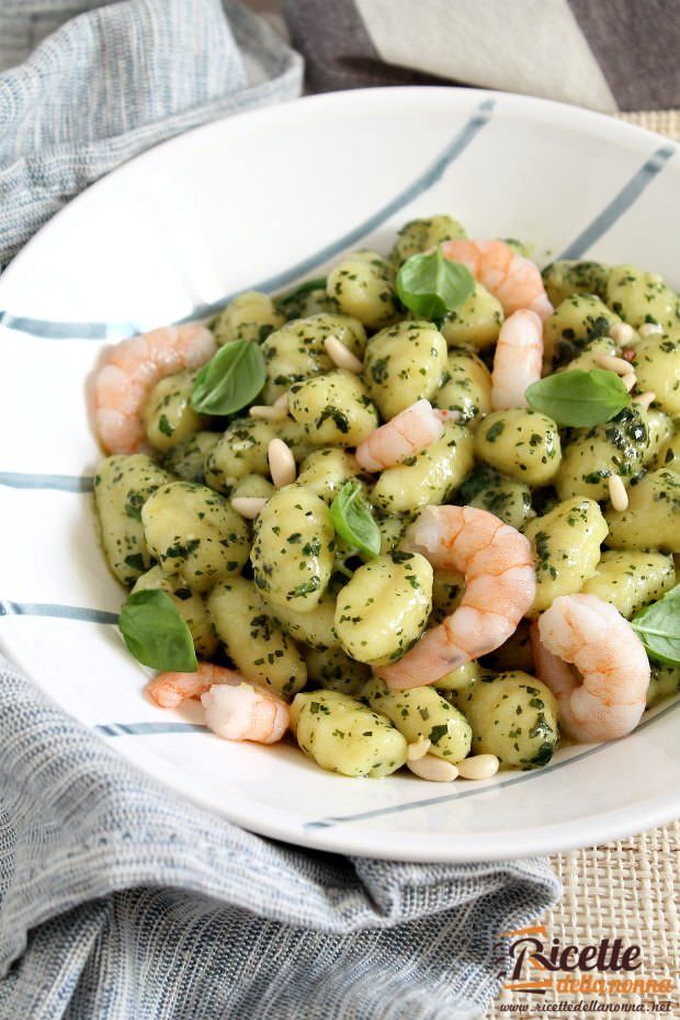 Gnocchi al pesto leggero e gamberi ricetta e foto