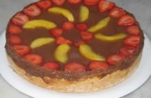 Torta di crema, cioccolato, pesche e fragole