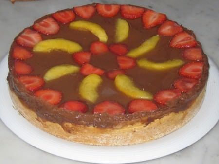 Torta di crema, cioccolato, pesche e fragole ricetta e foto