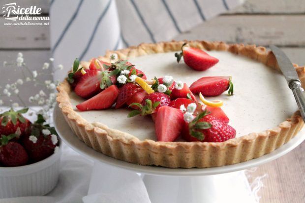 Crostata ai cornflakes con budino e fragole