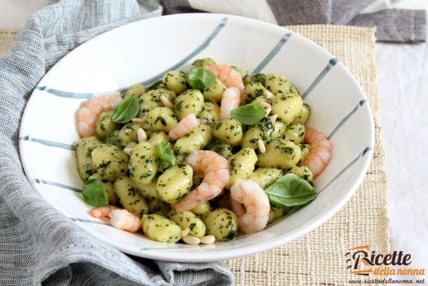 Gnocchi al pesto leggero e gamberi ricetta e foto