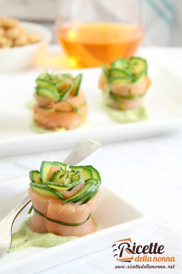 Foto involtini di salmone e zucchine