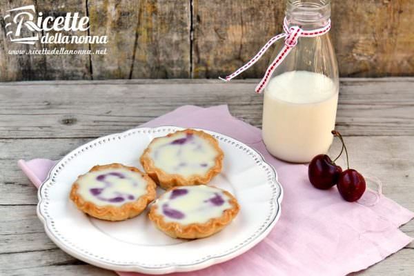 Che succede se unisci ciliegie e cioccolato bianco? Vengono fuori delle tortine davvero golose!