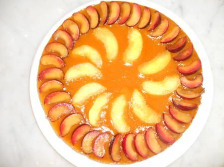 Torta al cioccolato, cannella e frutta d'estate ricetta e foto