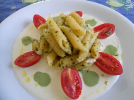 Penne aromatiche, mozzarella,pomodoro e basilico ricetta e foto