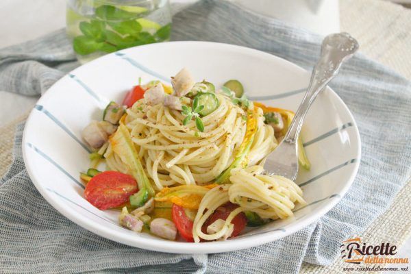 Pasta al pesce spada, fiori di zucca e bottarga