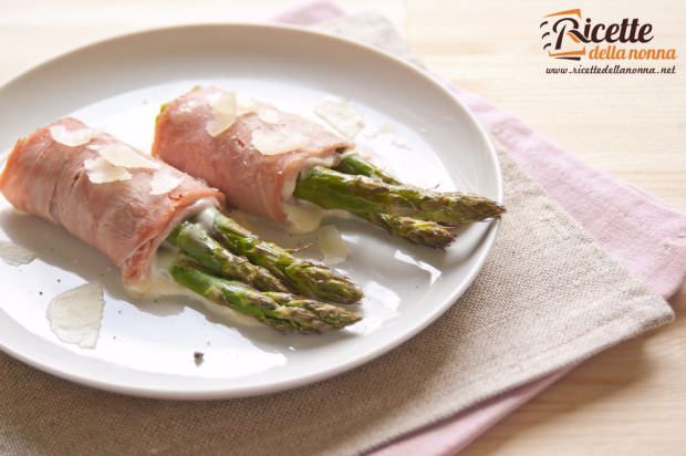 Involtini di asparagi e prosciutto ricetta e foto