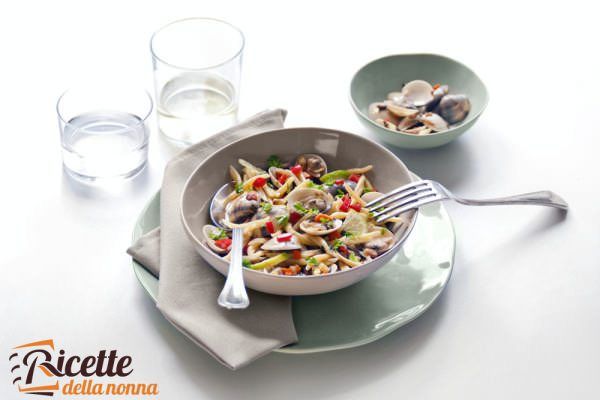 Pasta fredda con vongole e brunoise di verdure