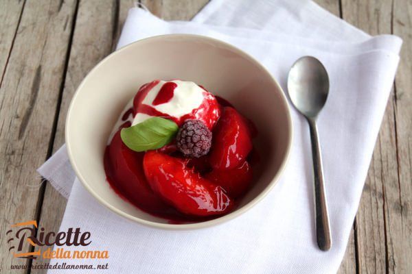 Coulis di lamponi con pesche, ricetta del dolce veloce che puoi usare anche come gelatina per cheesecake