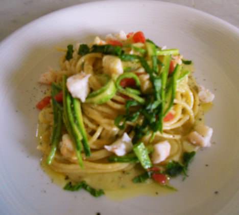 Spaghettini agli scampi e verdure estive ricetta e foto