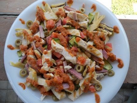 Insalata di pollo e verdure grigliate con pesto di pomodori secchi ricetta e foto