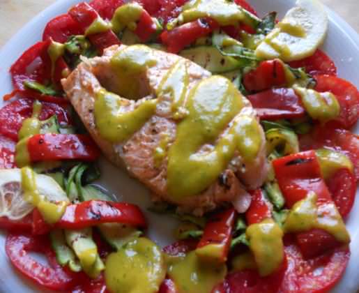 Trancio di salmone al Sylvaner, pomodori e verdure grigliate ricetta e foto