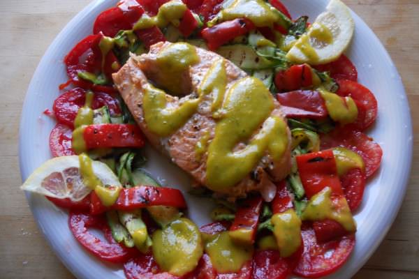Trancio di salmone al Sylvaner, pomodori e verdure grigliate