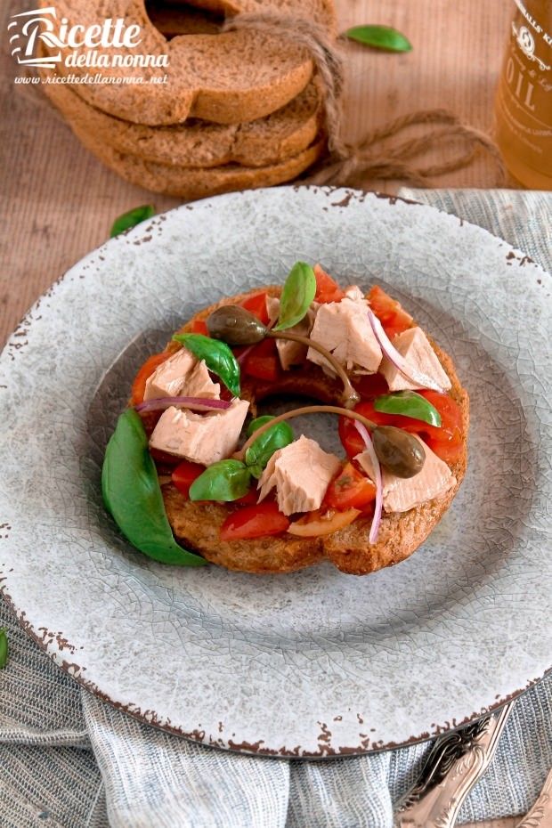 Frisella al tonno pomodorini e basilico ricetta e foto