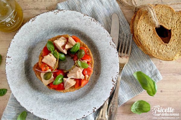 Freselle integrali pomodoro, basilico e tonno