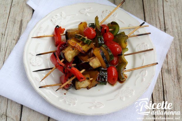 Spiedini di verdure marinati alla griglia