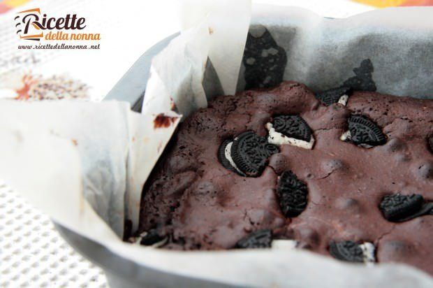 Brownies al cioccolato ripieni agli Oreo ricetta e foto