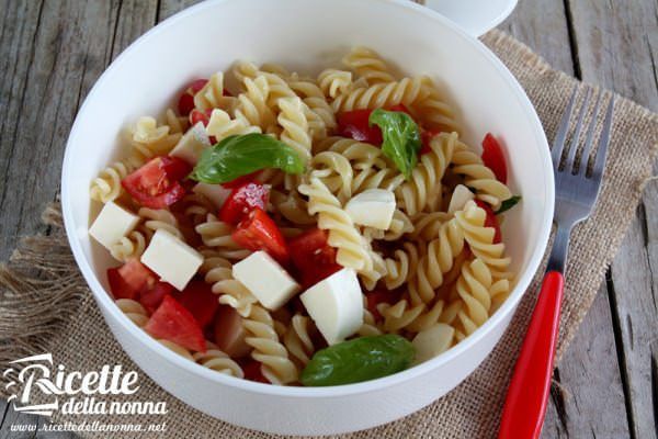 Insalata di pasta alla caprese