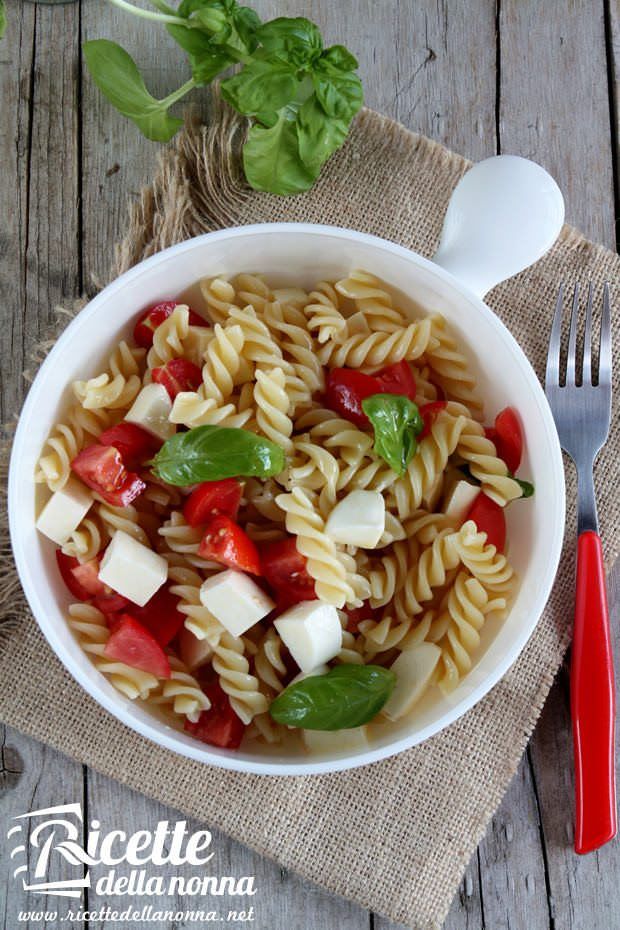 Foto insalata di pasta alla caprese