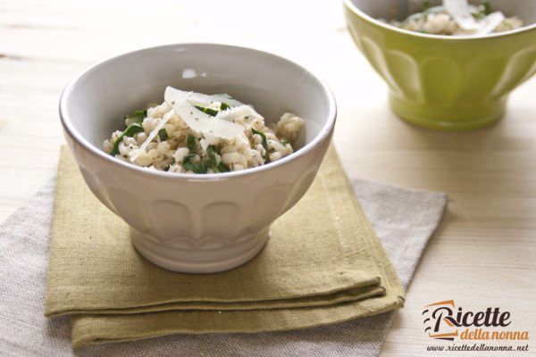 Minestra di orzo e spinaci, il comfort food leggero e gustoso