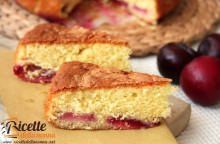 Torta con farina di cocco e prugne