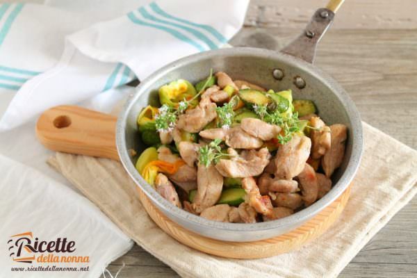 Straccetti di tacchino al vino bianco con zucchine mignon e fiori