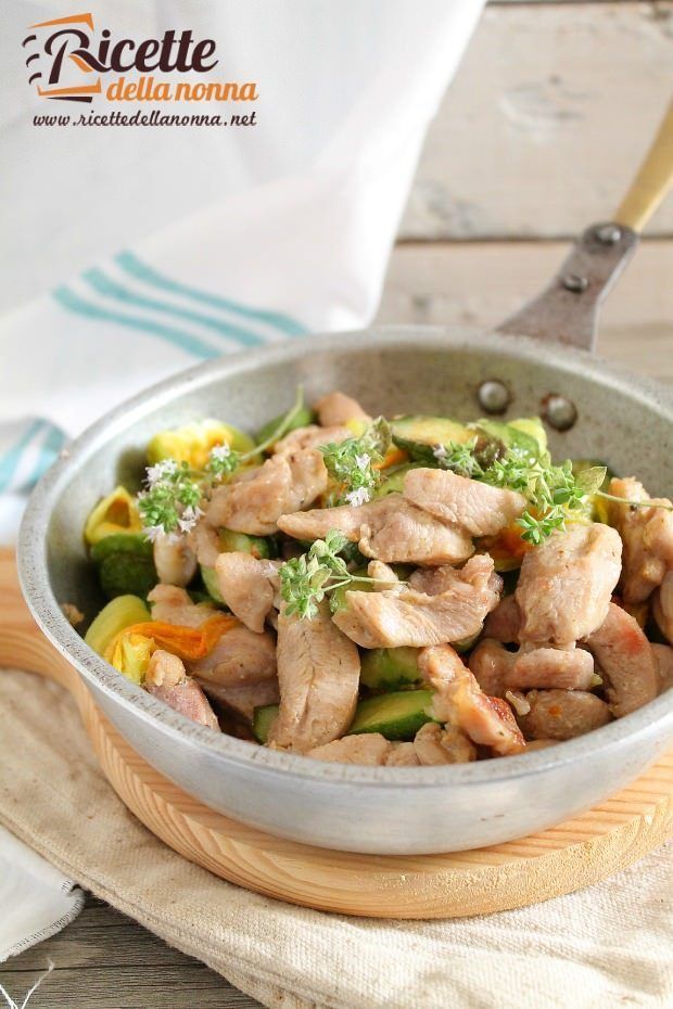 Foto straccetti di tacchino al vino bianco con zucchine e fiori