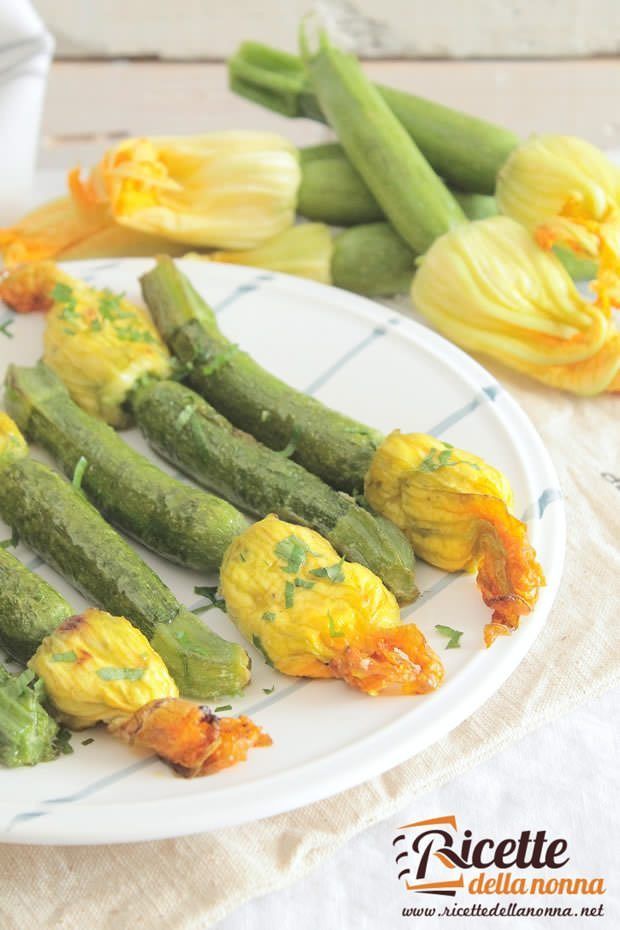 Foto zucchine mignon con fiore in tegame