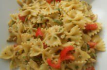 Farfalle con zucchine, pinoli e crema di ceci