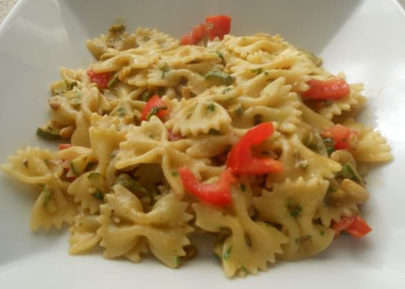 Farfalle con zucchine, pinoli e crema di ceci ricetta e foto