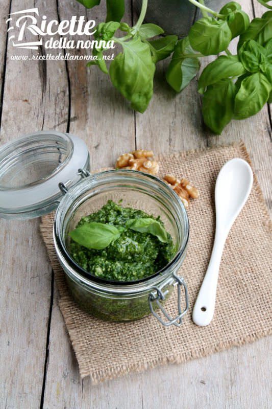 Pesto alla genovese con le noci Ricette della Nonna