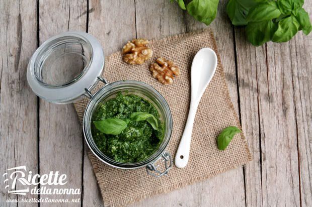 Pesto alla genovese con le noci