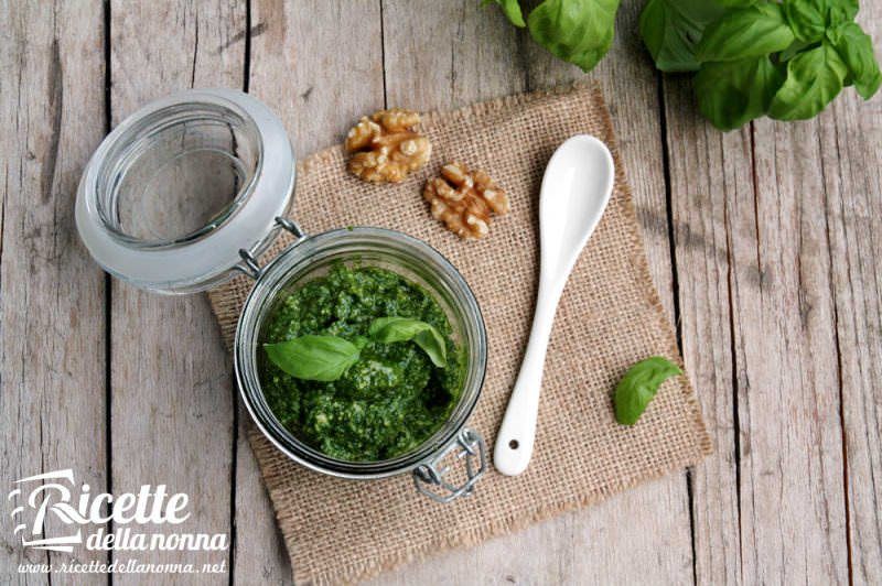 Pesto alla genovese con le noci Ricette della Nonna