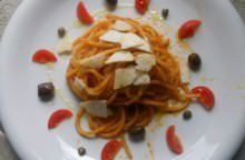 Spaghetti invernali al pomodoro, olive e capperi