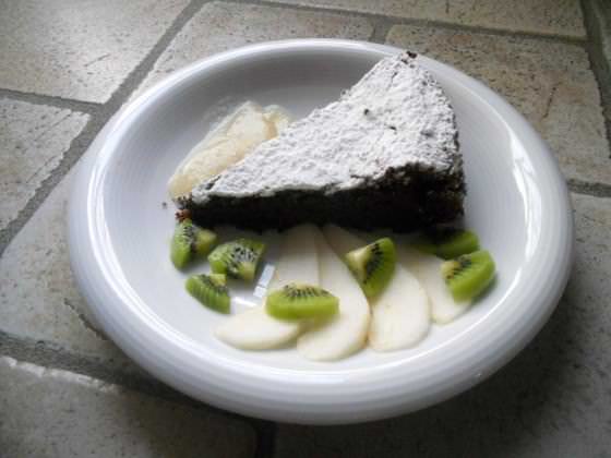 Torta di cioccolato e mandorle con salsa di pere ricetta e foto