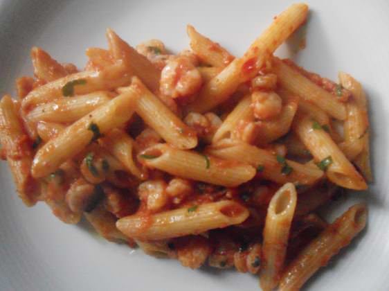 Penne con amatriciana di gamberetti ricetta e foto