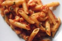 Penne con amatriciana e gamberetti