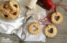 Biscotti di Natale artistici da appendere all’albero per una festa di sapori